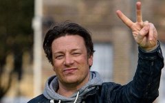 jamie-oliver-large_trans_NvBQzQNjv4BqpJliwavx4coWFCaEkEsb3kvxIt-lGGWCWqwLa_RXJU8.jpg