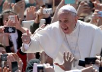 ytlyTGcOSzmHBUSf1l8G_485740391-pope-francis-greets-the-faithful-as-he-holds-easter.jpg.CROP.prom.jpg
