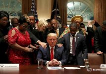 trump praying.jpg