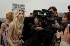 132337__468x_femen-guro-nude-protest-in-paris-and-istanbul-021.jpg