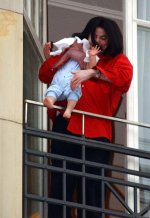 Michael-Jackson-and-Blanket-on-the-balcony-839684.jpg