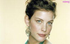 liv-tyler-earrings-882485015.jpg