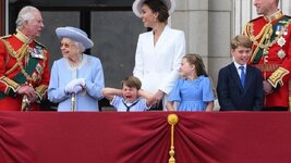 Queen E and family _125015463_gettyimages-1241053616.jpg