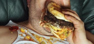 perfect-way-eat-burger-with-no-mess-sticky-fingers-according-science.1280x600.jpg