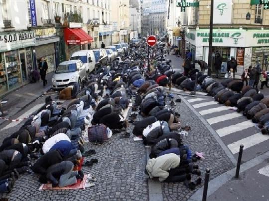 muslim-french-pray.jpg