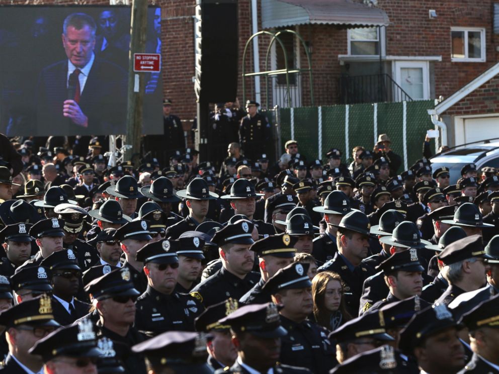 RT_nypd_bill_deblasio_ramos_funeral_jt_141227_4x3_992.jpg