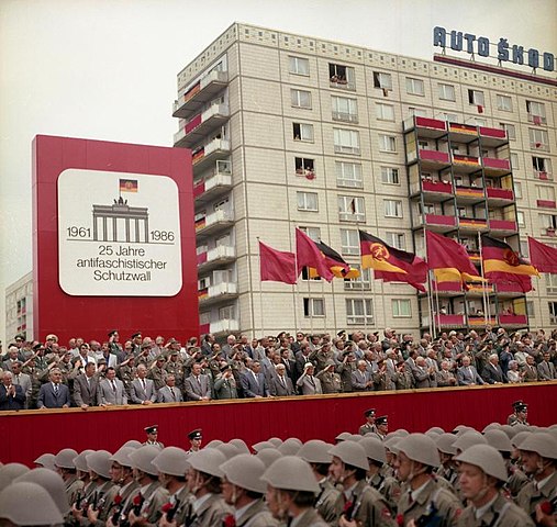 507px-Bundesarchiv_Bild_183-1986-0813-460%2C_Berlin%2C_Parade_von_Kampfgruppen_zum_Mauerbau.jpg