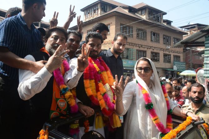 25aijaz-hussain-haroon-campaigns-in-lal-chowk.jpg