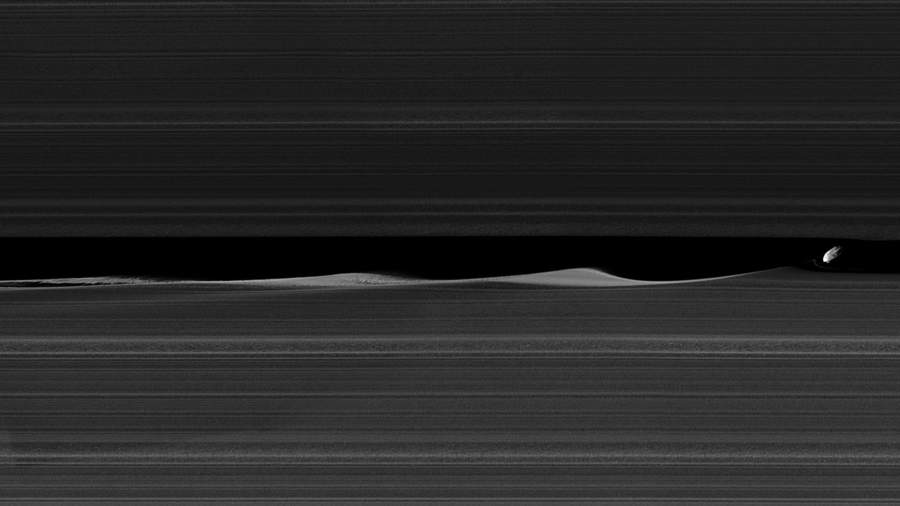 daphnis-PIA17212-900.jpg