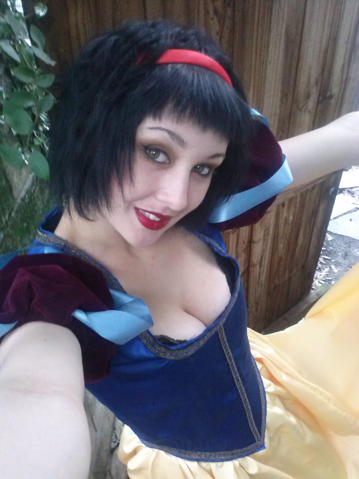 snow_white_cosplay_by_missfit1023-d52kehe.jpg