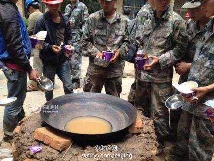 chinese-soldiers-cook-with-dirty-water.jpg