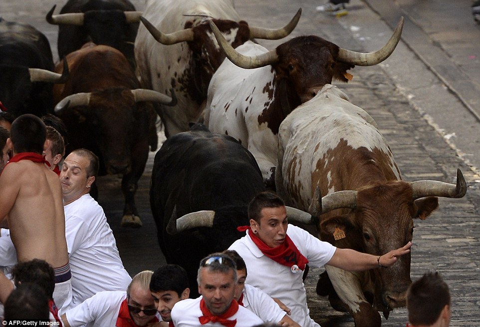 2A4AFF7D00000578-3151849-Participants_run_in_front_of_Jandilla_bulls_during_the_fist_enci-a-23_1436256594606.jpg