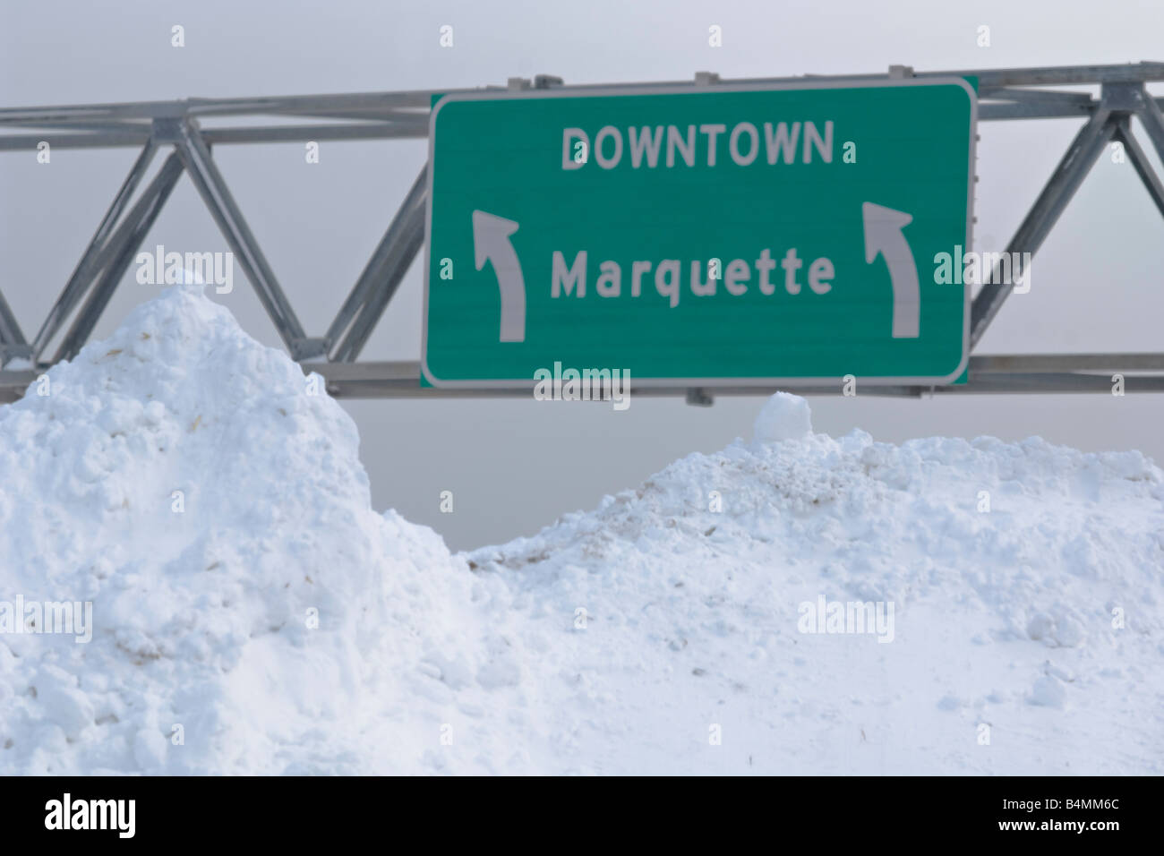 highway-signs-for-the-cities-of-marquette-munising-and-escanaba-in-B4MM6C.jpg