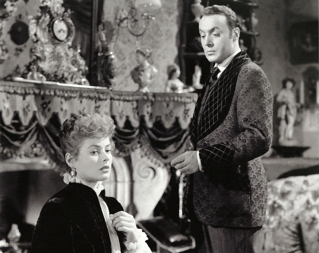 USE-THIS-Coming-to-terms-In-the-1944-film-Gaslight-a-husband-plants-seeds-to-make-his-wife-doubt-her-sanity.jpg