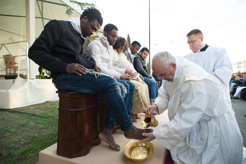 pope-washing-feet.png