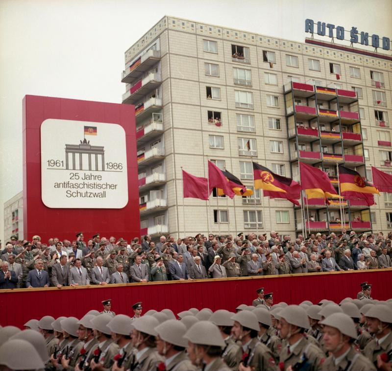 Bundesarchiv_Bild_183-1986-0813-460%2C_Berlin%2C_Parade_von_Kampfgruppen_zum_Mauerbau.jpg