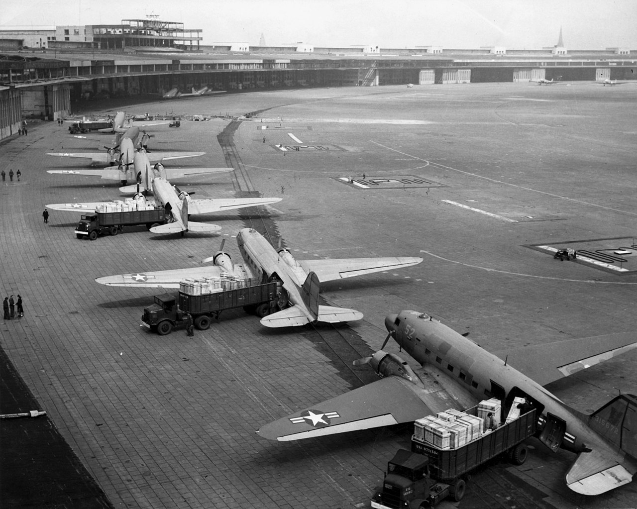 1280px-C-47s_at_Tempelhof_Airport_Berlin_1948.jpg