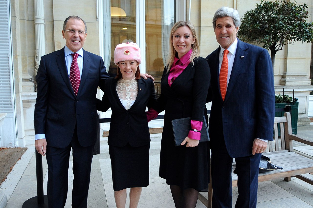 1280px-Spokesperson_Psaki_Poses_in_a_New_Hat_With_Russian_Counterpart_and_Their_Respective_Bosses_%2811930586556%29.jpg
